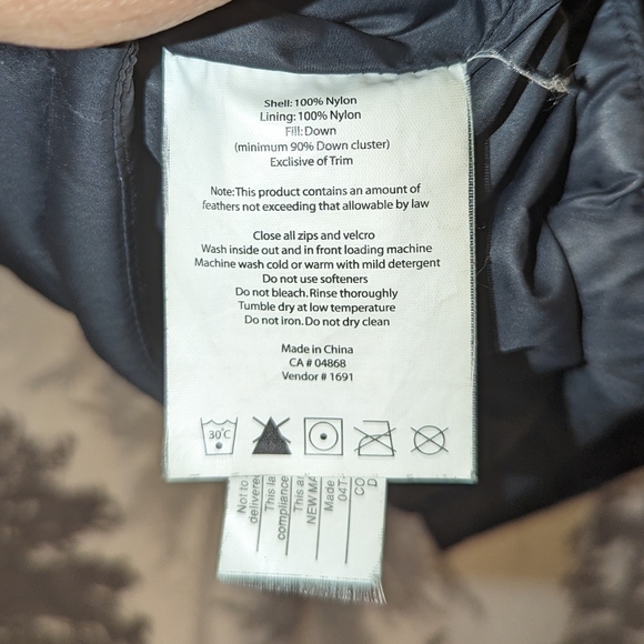 MEC Packable Down Puffer Vest Small Nylon Black Zip Up Jacket Quilted V - Picture 6 of 7